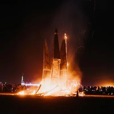 Наче фенікс: на Burning Man спалили скульптуру з України - вона перетворилась на тризуб - фото 572235