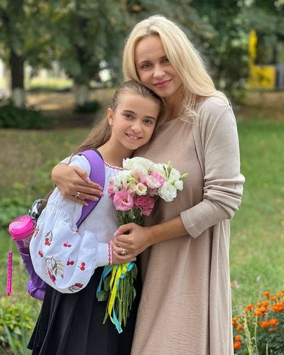 Українські зірки зворушили фотографіями, як вели своїх дітей до школи - фото 572251