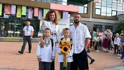 Українські зірки зворушили фотографіями, як вели своїх дітей до школи