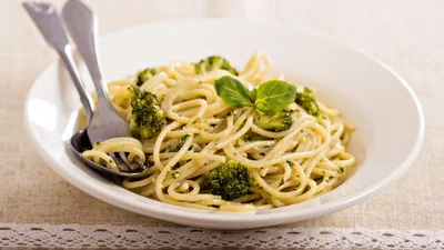 Паста з соусом песто і овочами — готуємо вечерю в італійському стилі