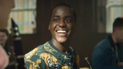 Герой сериала "Сексуальное образование" совершил каминг-аут