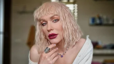 Травести-дива Монро 1 сентября села за парту