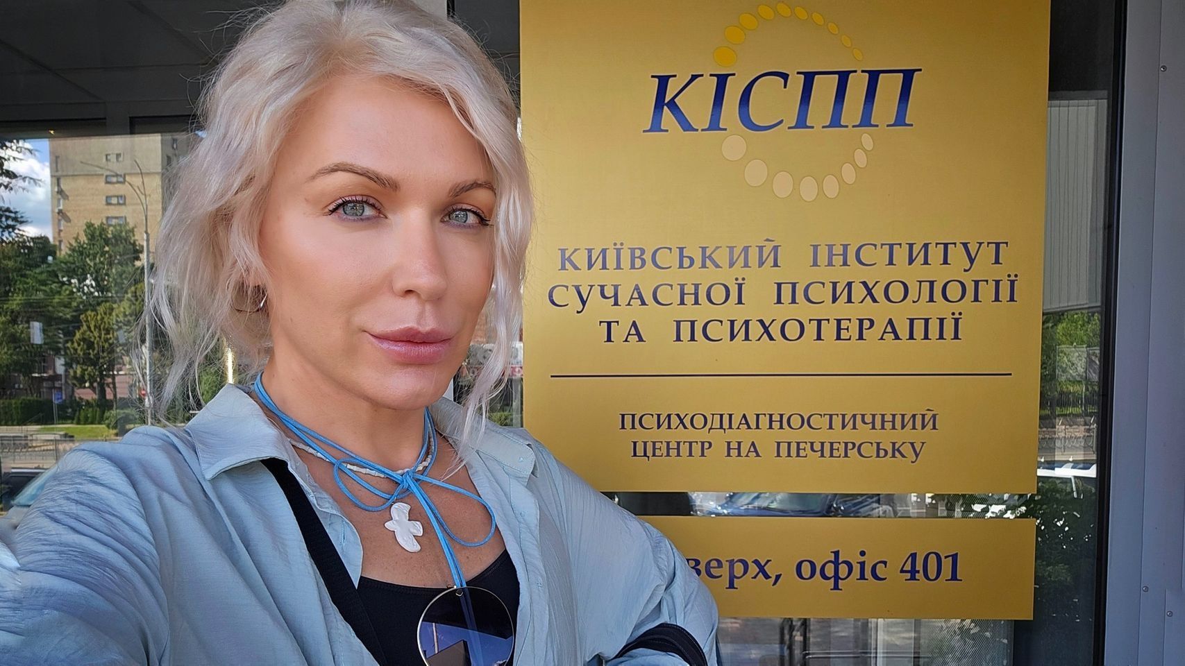 Травести-дива Монро 1 сентября села за парту - фото 572422