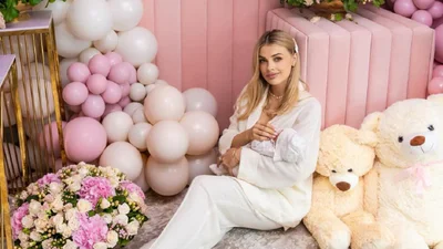 Влада Зінченко розчулила фотосесією з новонародженою дочкою