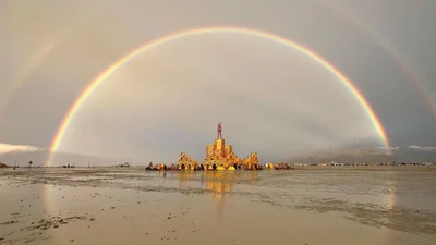 Тисячі людей застрягли у багнюці на фестивалі Burning Man після зливи – приголомшливі фото