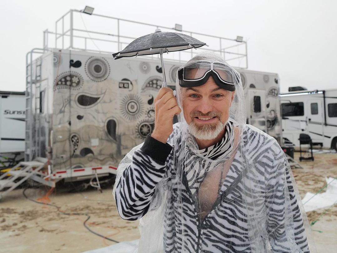 Тысячи людей застряли в грязи на фестивале Burning Man после ливня – потрясающие фото - 572482 Тысячи людей застряли в грязи на фестивале Burning Man после ливня – потрясающие фото - фото 572482