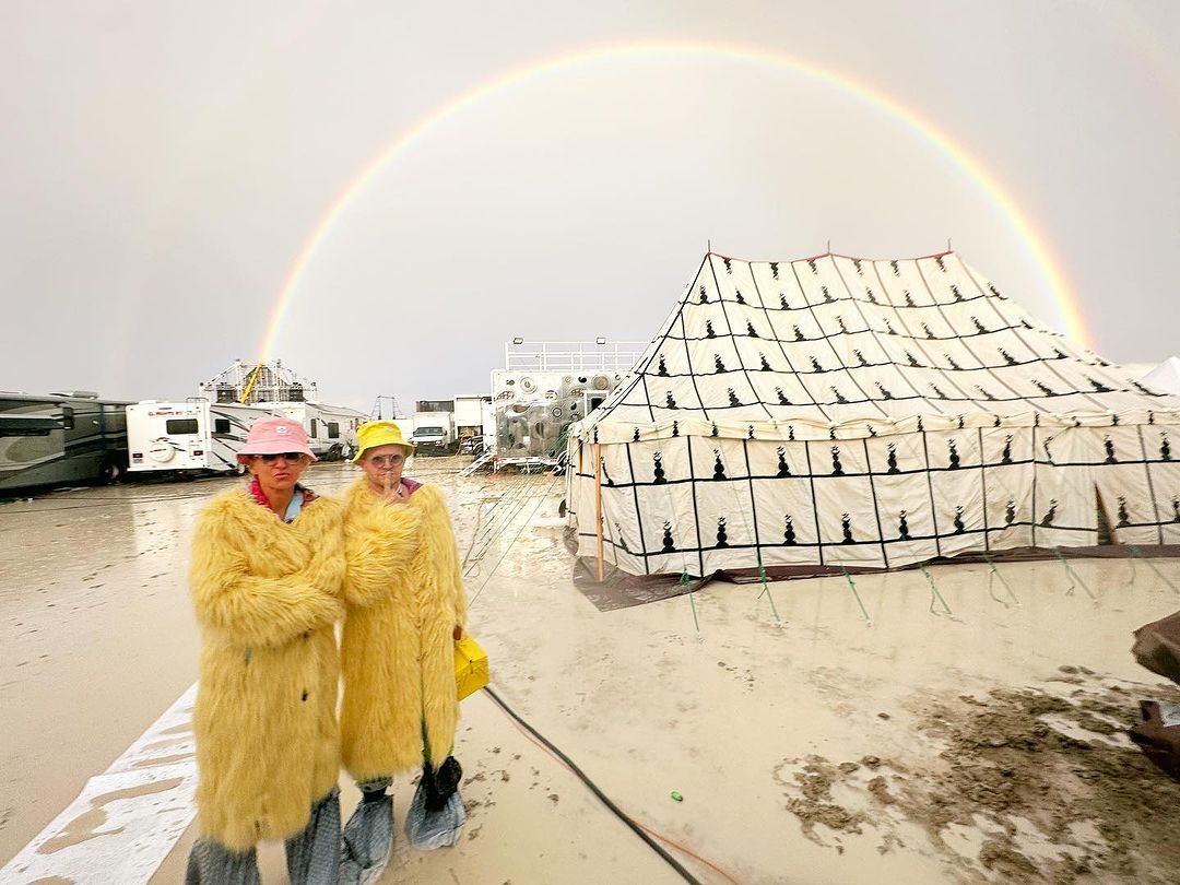 Тысячи людей застряли в грязи на фестивале Burning Man после ливня – потрясающие фото - 572484 Тысячи людей застряли в грязи на фестивале Burning Man после ливня – потрясающие фото - фото 572484