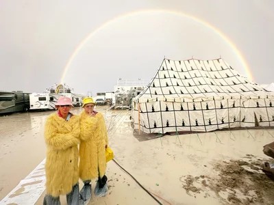 Тысячи людей застряли в грязи на фестивале Burning Man после ливня – потрясающие фото - фото 572484