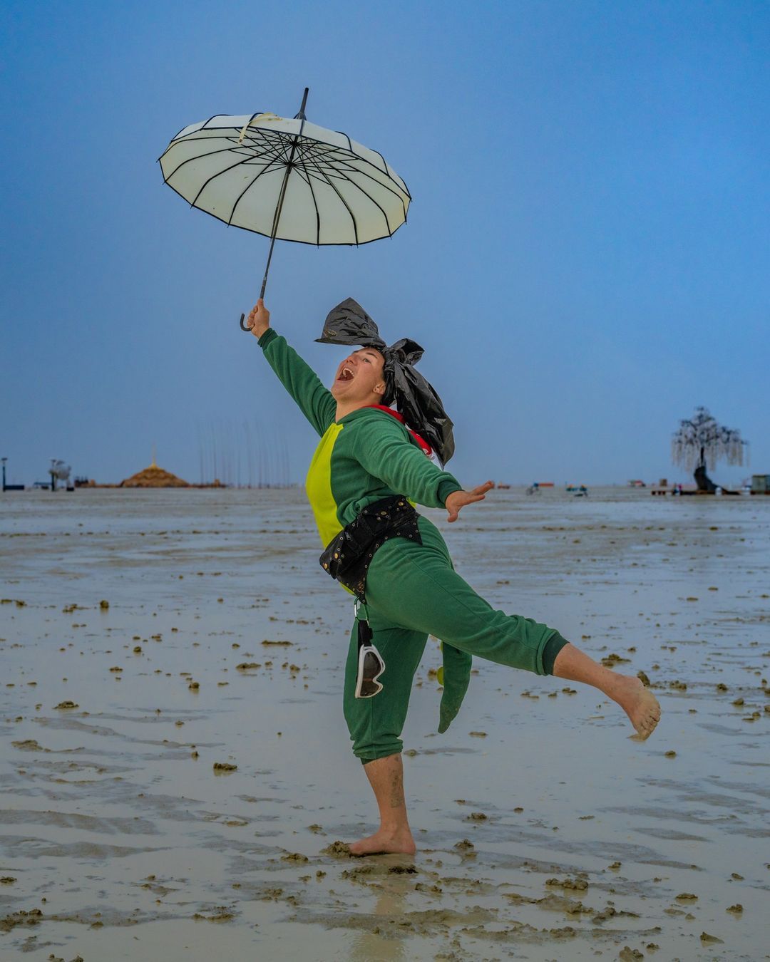 Тысячи людей застряли в грязи на фестивале Burning Man после ливня – потрясающие фото - 572485 Тысячи людей застряли в грязи на фестивале Burning Man после ливня – потрясающие фото - фото 572485