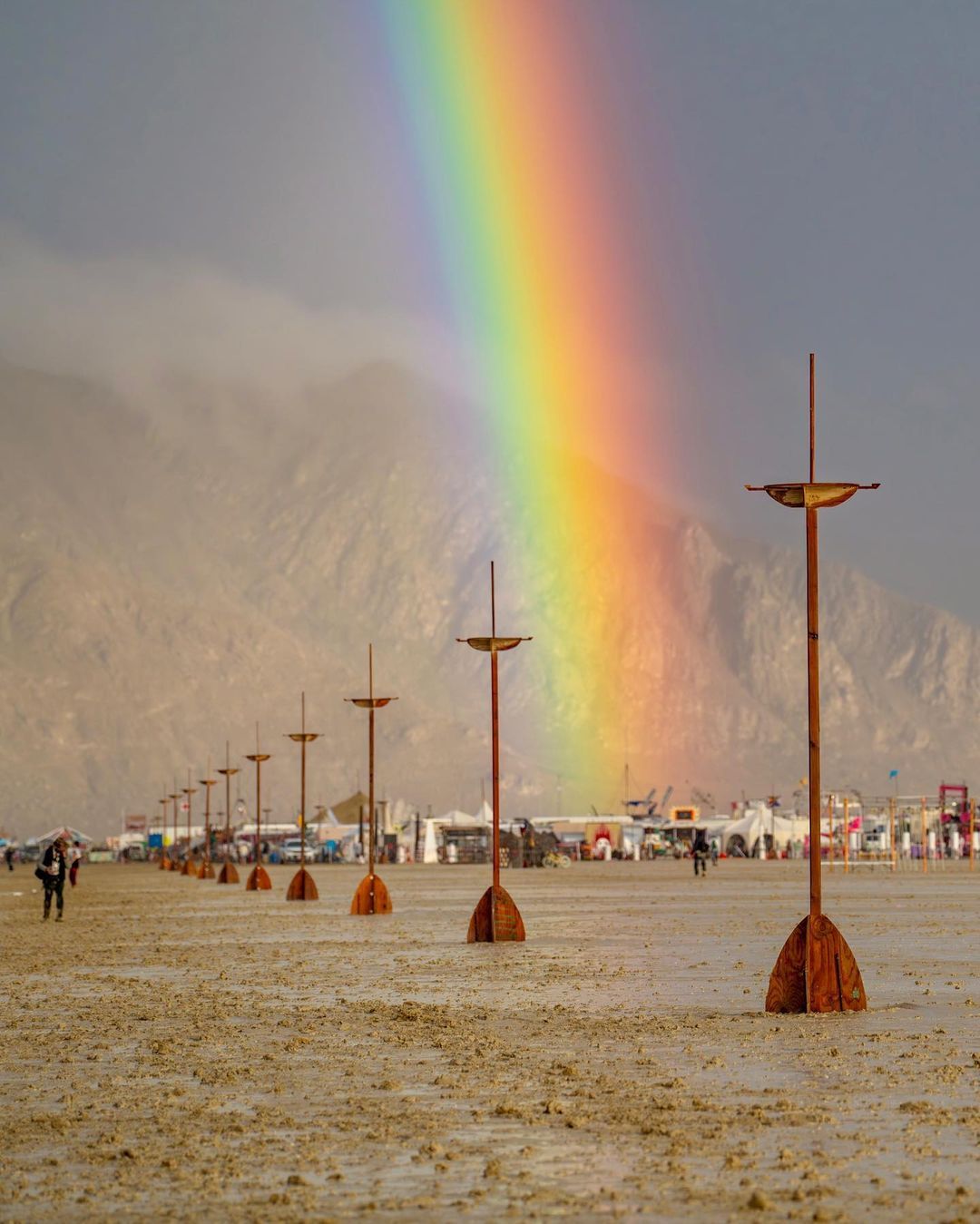 Тысячи людей застряли в грязи на фестивале Burning Man после ливня – потрясающие фото - 572486 Тысячи людей застряли в грязи на фестивале Burning Man после ливня – потрясающие фото - фото 572486