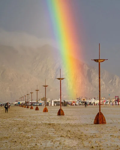 Тысячи людей застряли в грязи на фестивале Burning Man после ливня – потрясающие фото - фото 572486