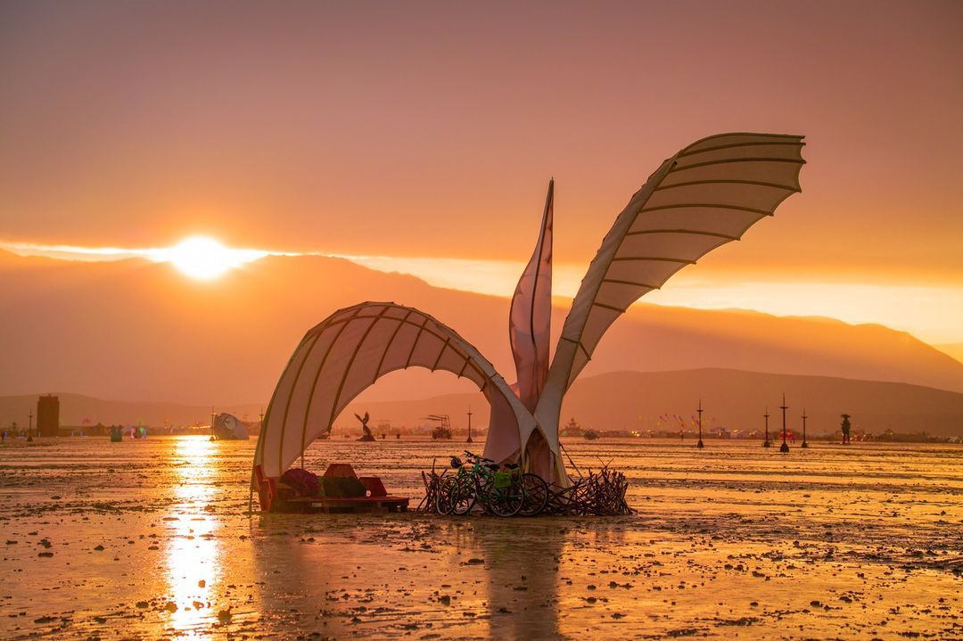 Тысячи людей застряли в грязи на фестивале Burning Man после ливня – потрясающие фото - 572487 Тысячи людей застряли в грязи на фестивале Burning Man после ливня – потрясающие фото - фото 572487