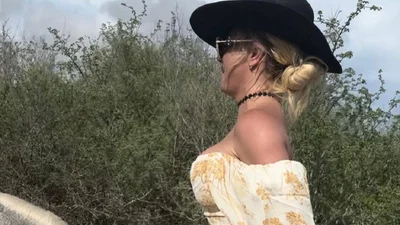 Бритни Спирс круто отдыхает без Сэма Асгари: катается верхом топлес и делает новые тату