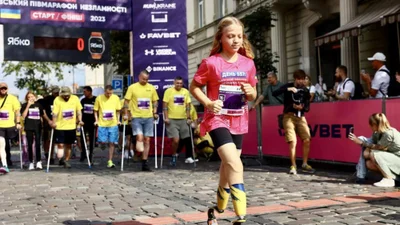 "Я теж це зможу!": маленька Яна з Краматорська подолала півмарафон "Незламності-2023"