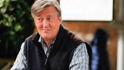 Стивен Фрай посетил Киев: показал купе "УЗ" и странную вещь из украинской гостиницы