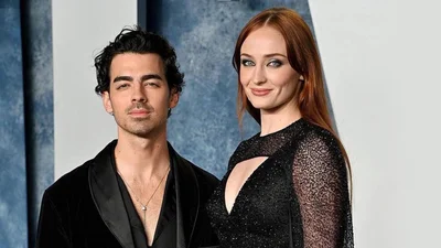 На фоне слухов о разрыве с Софи Тернер певец Джо Джонас показался с обручальным кольцом