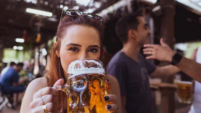 Чи справді після вживання алкоголю люди здаються красивішими - пояснення науковців