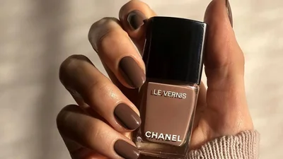 Шоколадно-коричневый — трендовый цвет в маникюре, который украсит твой осенний лук