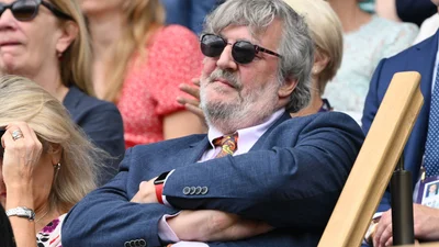 Стівен Фрай просидів ранок в бомбосховищі Києва: емоції та фото з укриття