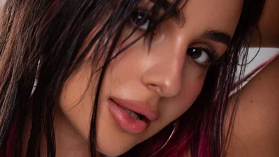 Анна Тринчер продолжает раскрывать свою историю любви в новой композиции "Очі"