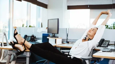 Ці 4 легкі вправи спалять жир: виконуй в офісі на власному стільці