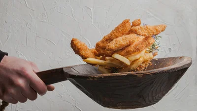 Что приготовить к картофелю: хрустящие куриные палочки, которые понравятся всем