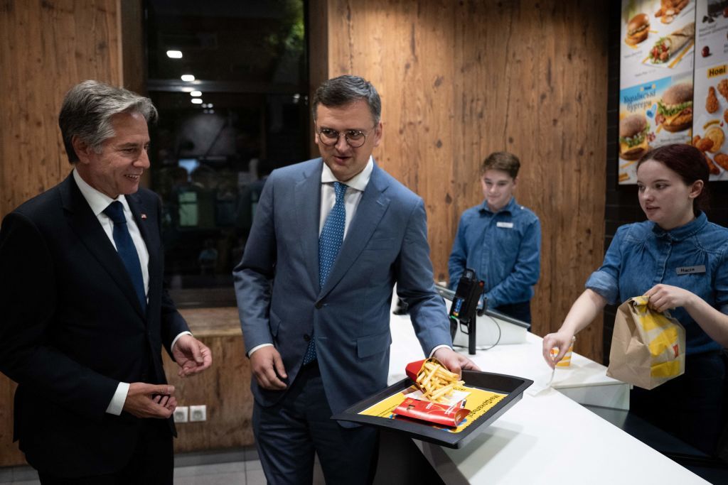 Дмитро Кулеба і Ентоні Блінкен повечеряли в McDonald’s, і ці фото розривають інтернет - 573164 Дмитро Кулеба і Ентоні Блінкен повечеряли в McDonald’s, і ці фото розривають інтернет - фото 573164