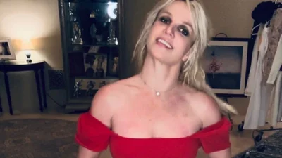 Во время танцев в баре Бритни Спирс обнажила грудь: конфуз попал на фото