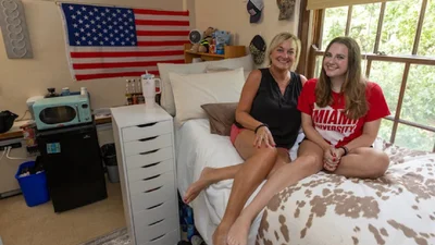 Мама та донька зробили однакові фото в одному гуртожитку з різницею в 33 роки