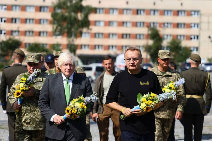 Борис Джонсон приїхав у Львів потягом Укрзалізниці зі звичайними пасажирами - фото, відео - фото 573555