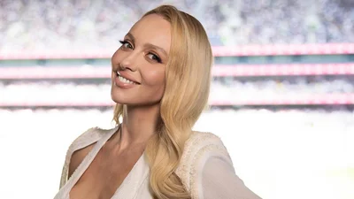 Оля Полякова показала нове фото з чоловіком і доньками