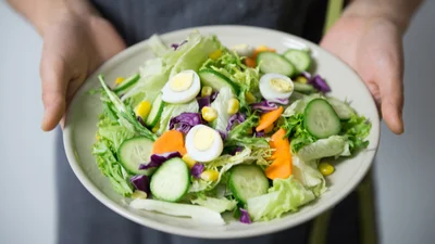 6 способов сделать обычный салат вкуснее и полезнее