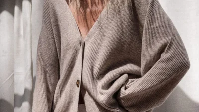 5 стильних луків з кардиганом, які символізують затишок