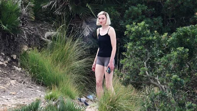 Софи Тернер впервые увидели после объявления о разводе: белокурые волосы и тату