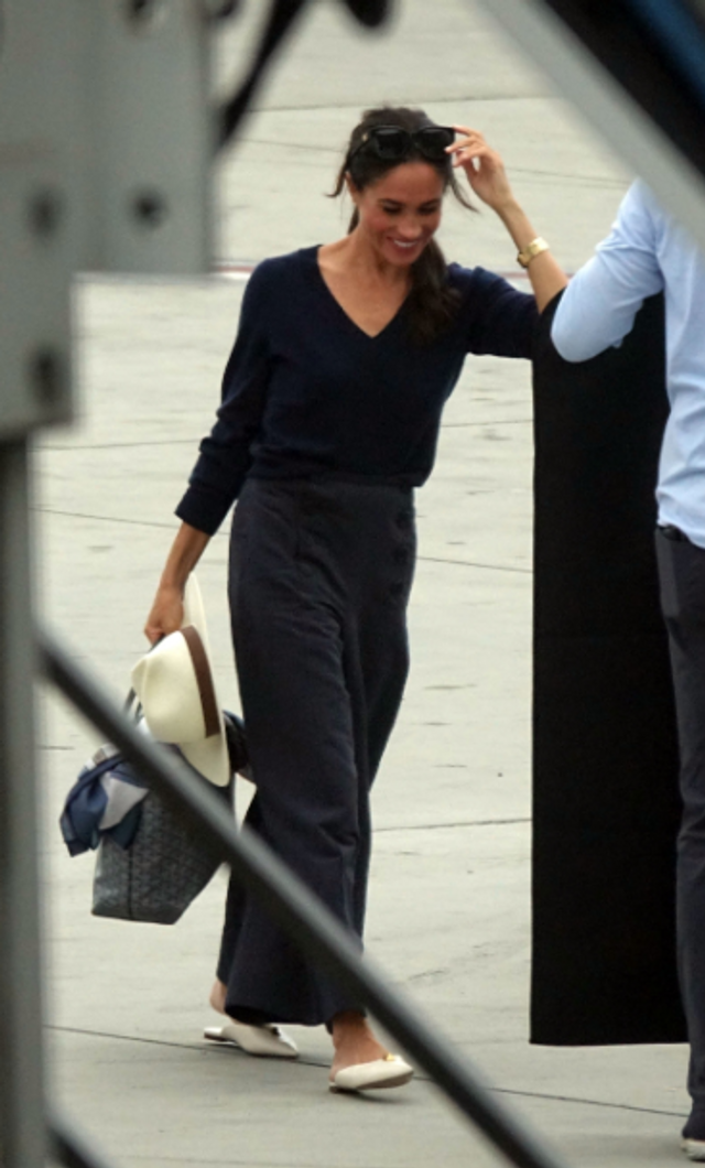 Тихий люкс: Меган Маркл прилетіла до Лондона в образі за 40 тисяч доларів - фото 574088