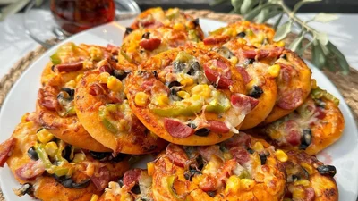 Булочки-пиццы — простая закуска, которую приготовит каждый