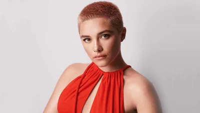 Флоренс Пью в прозрачном платье Valentino и с розовой челкой появилась на модном показе