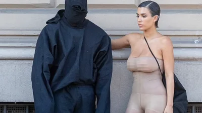 Канье Уэст и его жена в странных нарядах ели на скамейке шаурму.