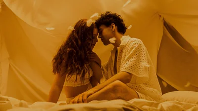 Enleo представил романтический клип на трек "бій подушками"