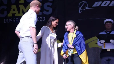 Фото дня: принц Гарри крепко обнял нашу Тайру, вручив ее серебро на "Играх Непокоренных"