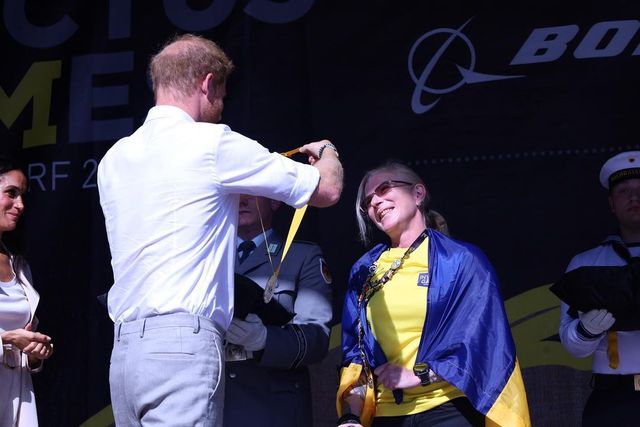 Фото дня: принц Гаррі міцно обійняв нашу Тайру, вручивши її срібло на 'Іграх Нескорених' - фото 574818