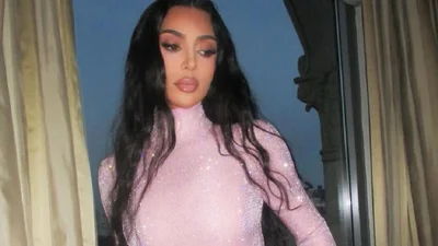 Проблемы воспитания: сын Ким Кардашьян показал непристойный жест в сторону папарацци