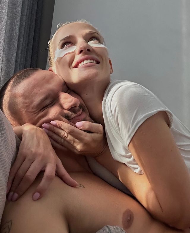 'Моя приїхала': Тарас Цимбалюк зі своєю коханою зачарував ідеальними фото у ліжку - фото 574982