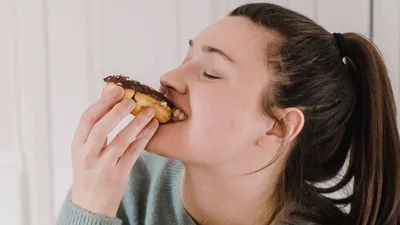 Как стресс влияет на наш рацион: "эмоциональное переедание" и замедленный метаболизм
