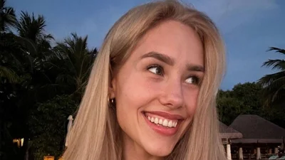 "Як мені подобається бути жінкою": Квіткова у бікіні занурилася у гарячі джерела Ісландії