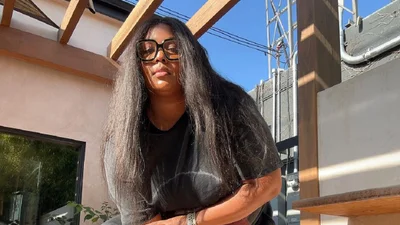 Ще одна ексучасниця команди Ліззо подала до суду через образи та насилля