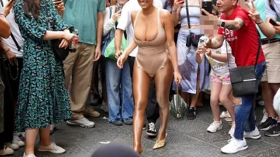 Канье Уэст фотографировал жену на фоне толпы зевак: видео стало вирусным