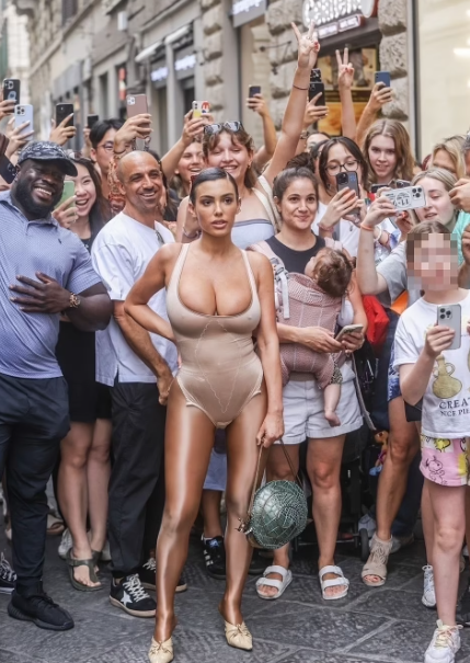 Канье Уэст фотографировал жену на фоне толпы зевак: видео стало вирусным - 575784 Канье Уэст фотографировал жену на фоне толпы зевак: видео стало вирусным - фото 575784