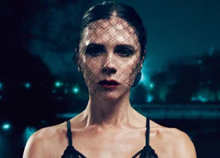 Вікторія Бекхем сексуально позувала для нової рекламної кампанії: зухвалі фото