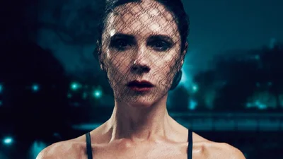 Вікторія Бекхем сексуально позувала для нової рекламної кампанії: зухвалі фото